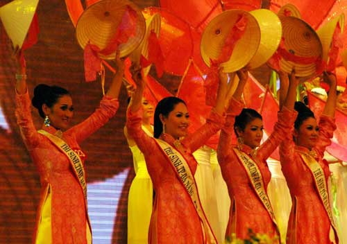 UBND tỉnh Bà Rịa - Vũng Tàu đề nghị xử lý thí sinh dự thi “Hoa hậu quý bà”: Chưa hiểu luật hay bệnh cửa quyền?